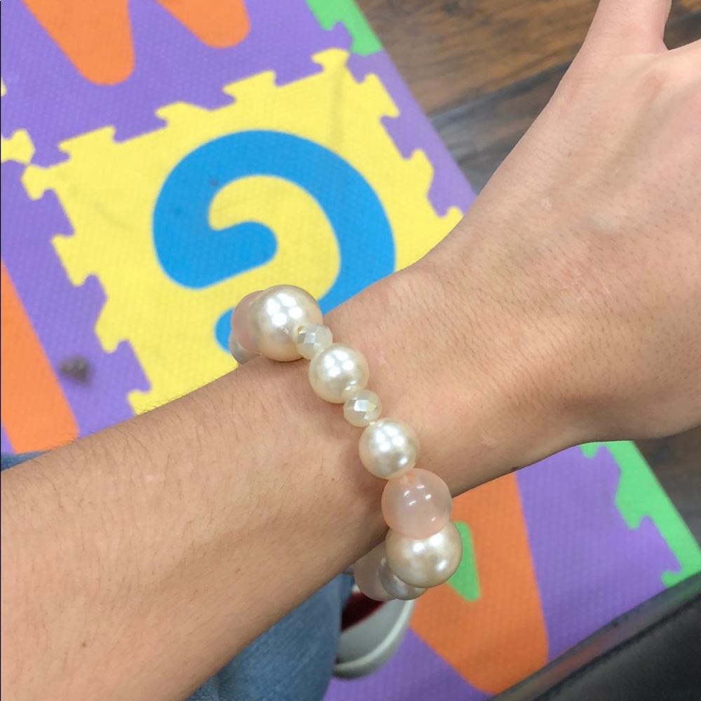 Three toned pearl bead bracelet. (Middle bracelet)
